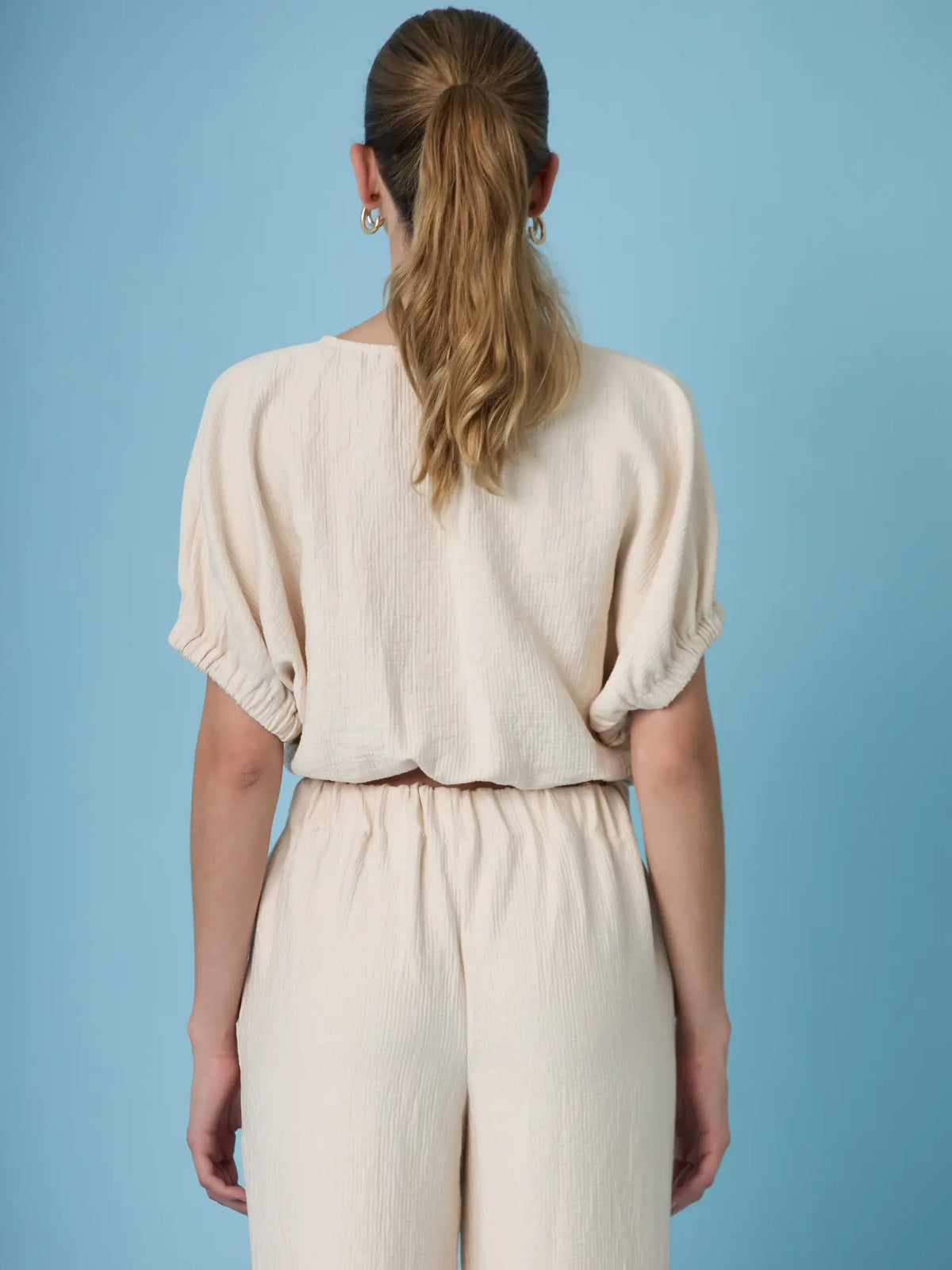 Blusa sand versatil que se adapta a multiples estilos y temporadas. Perfecta para crear outfits monocromaticos o contrastantes, esta blusa agositna sand aporta frescura, ligereza y elegancia en cada uso.