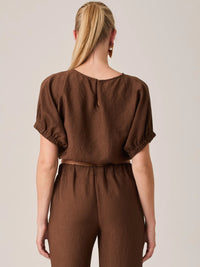 Esta blusa corta café está pensada para resaltar la figura con un ajuste cómodo y favorecedor. La Blusa Agostina Café es perfecta para outfits urbanos, casuales o de fin de semana.