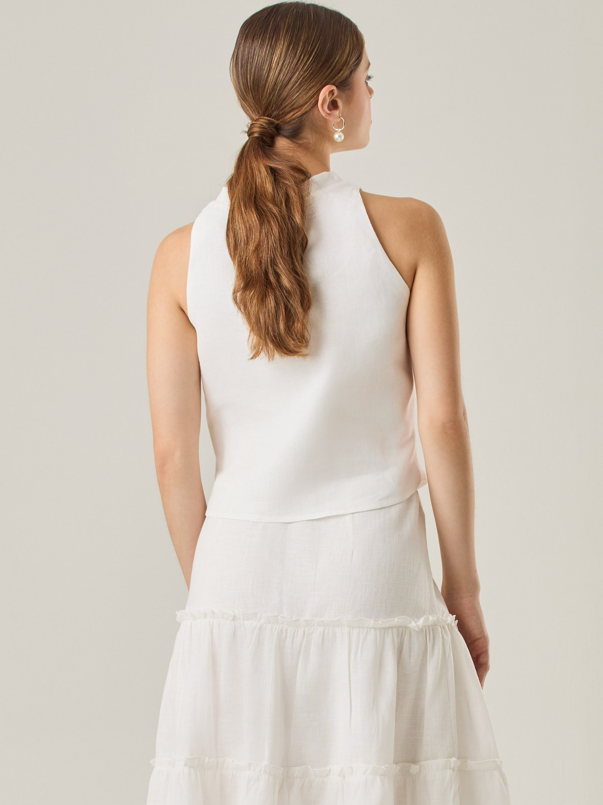 Esta blusa sin mangas refleja una elegancia natural con su cuello redondeado y acabado suave. El diseño se enfoca en la simplicidad, resaltando su frescura y ligereza. Perfecta para combinar con faldas o pantalones, ofrece una versatilidad ideal para días cálidos o eventos casuales.

Detalles:

Color: Blanco Perla