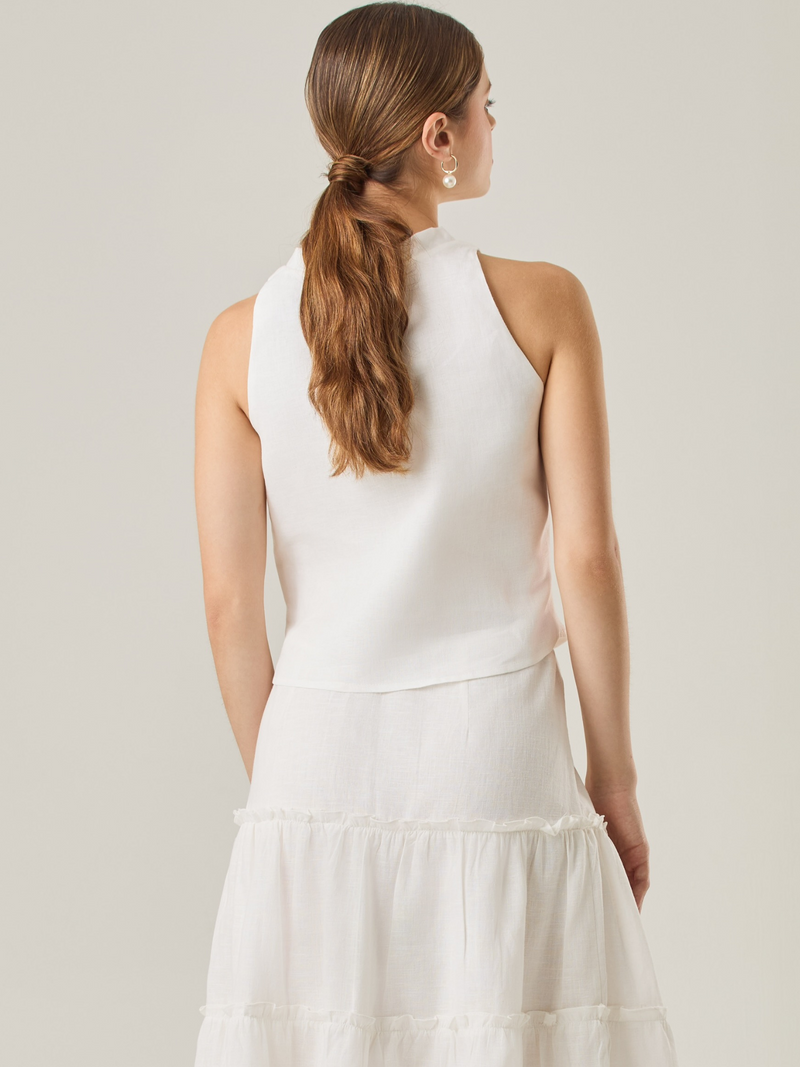 Esta blusa sin mangas refleja una elegancia natural con su cuello redondeado y acabado suave. El diseño se enfoca en la simplicidad, resaltando su frescura y ligereza. Perfecta para combinar con faldas o pantalones, ofrece una versatilidad ideal para días cálidos o eventos casuales.

Detalles:

Color: Blanco Perla