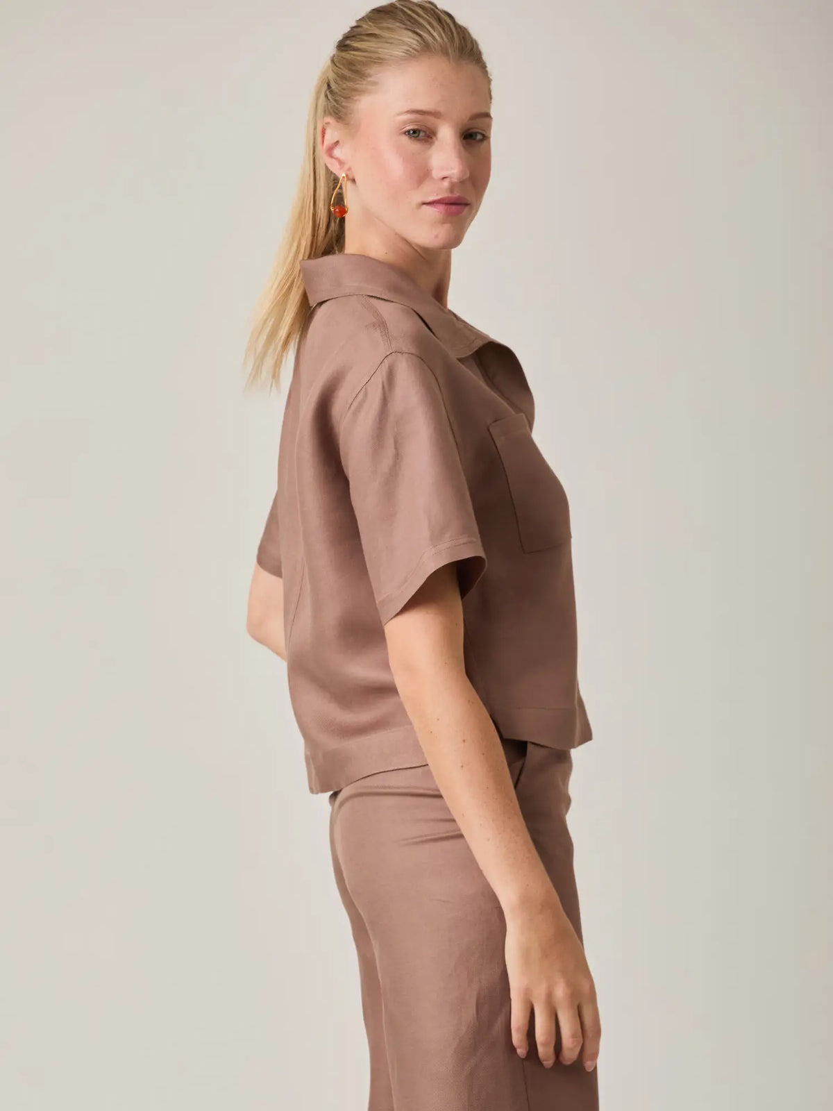 Blusa moderna en tono cafe diseñada para realzar el estilo femenino con una estetica limpia y actual. Su corte favorecedor y mangas cortas hacen de esta blusa una pieza esencial para crear looks contemporaneos y sofisticados.