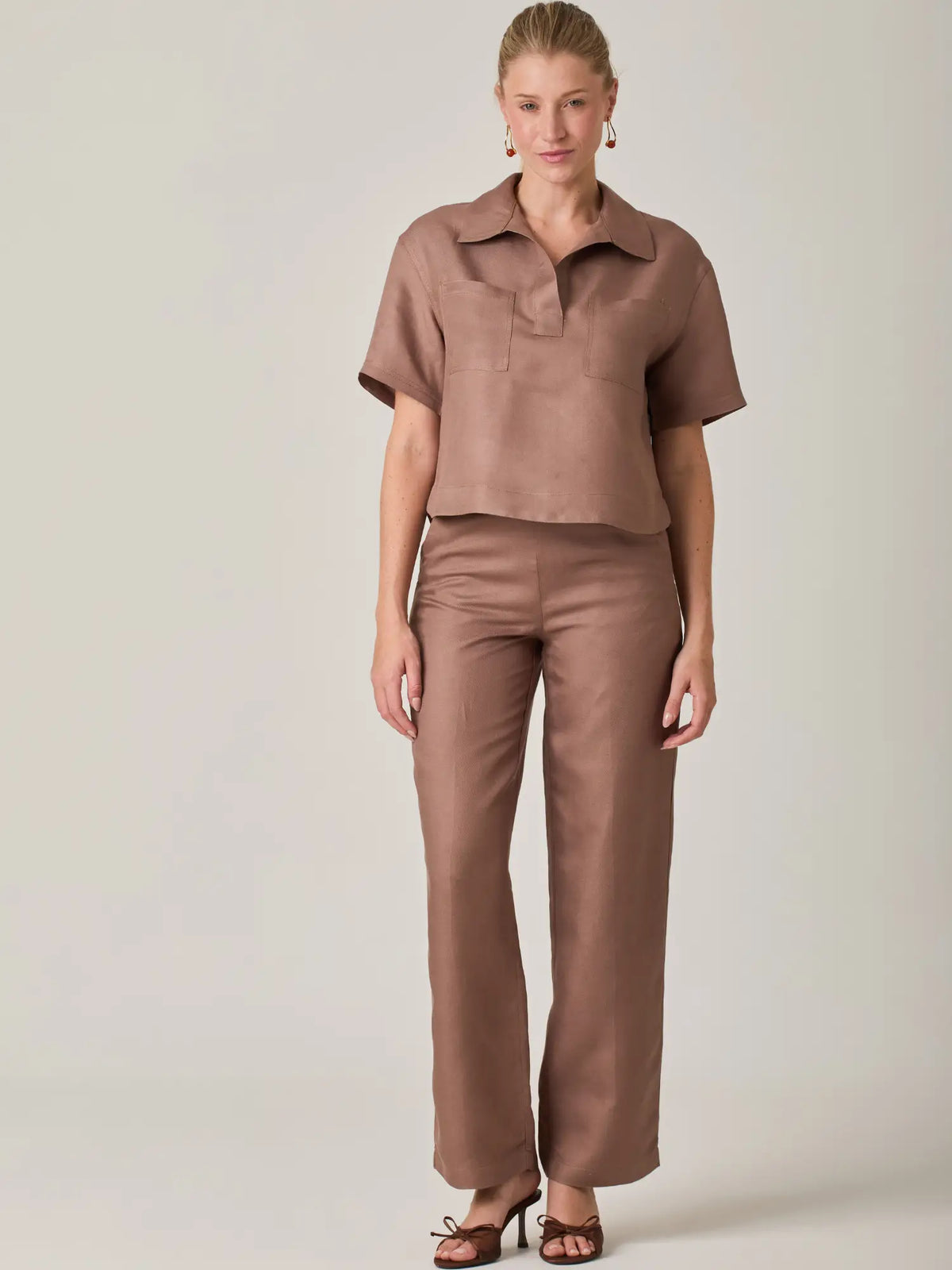 Blusa cafe para mujer con diseño versatil y elegante que se adapta a diferentes ocasiones. Perfecta para combinar con pantalones, faldas o conjuntos coordinados, esta blusa es una pieza clave para un estilo sofisticado y actual.