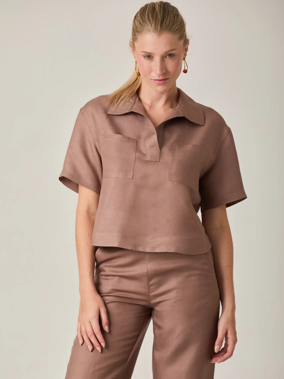 Blusa para mujer en color cafe con corte recto y acabado elegante. Su diseño estructurado permite crear looks equilibrados y modernos, convirtiendola en una opcion ideal para quienes buscan una blusa versatil y facil de combinar.