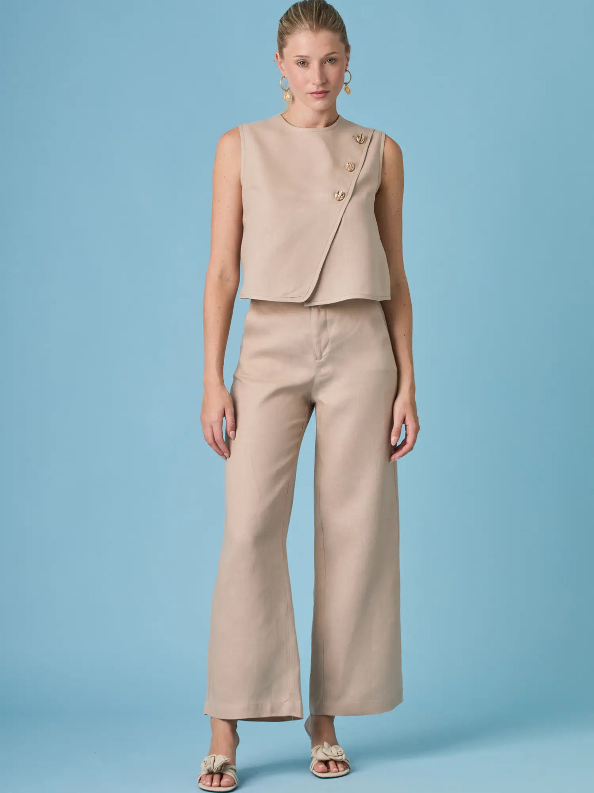 Blusa Aston Nude de moda contemporánea con líneas limpias y diseño versátil, pensada para elevar looks urbanos y elegantes.