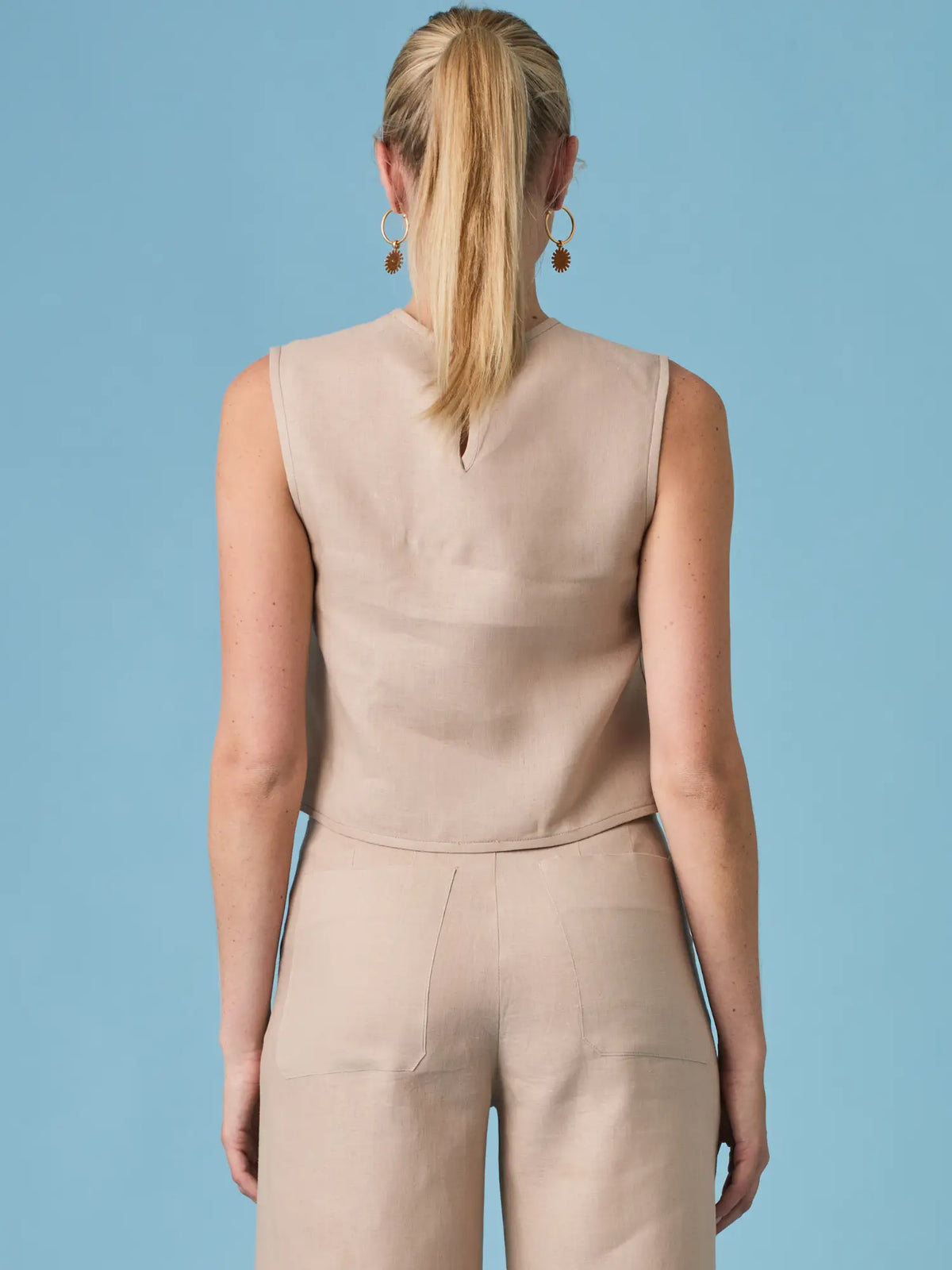 Blusa Aston Nude elegante y funcional, diseñada para adaptarse tanto a looks formales como a outfits casuales con un toque refinado.