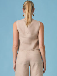 Blusa Aston Nude elegante y funcional, diseñada para adaptarse tanto a looks formales como a outfits casuales con un toque refinado.