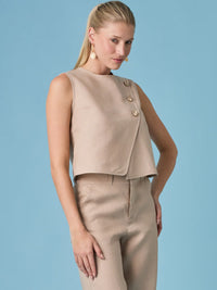 Blusa Aston Nude femenina sin mangas, con diseño estructurado y acabado suave que ofrece comodidad y versatilidad para el día a día.