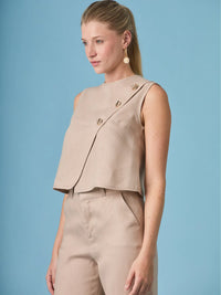 Blusa Aston Nude de corte recto y silueta limpia, perfecta para combinar con pantalones de vestir o looks casual chic de oficina.