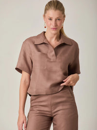 Blusa cafe de manga corta con un diseño casual sofisticado que se adapta facilmente del dia a la noche. Perfecta para combinar con pantalones a juego o prendas neutras, esta blusa para mujer ofrece estilo y comodidad en una sola pieza.