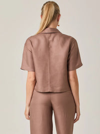 Blusa contemporanea para mujer en tono cafe, pensada para un guardarropa funcional y moderno. Su silueta limpia y detalles sutiles aportan un look pulido, ideal para outfits urbanos, casuales o de trabajo.