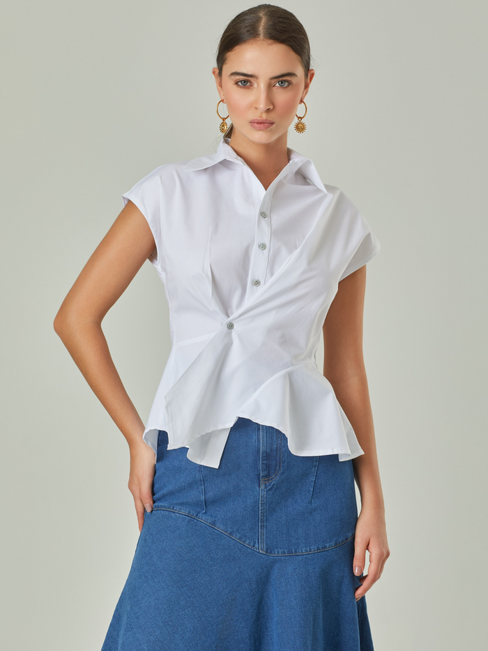 Blusa confeccionada en algodón, con diseño de cuello alto, botones frontales, manga corta  y con arandela inferior, perfecta para combinar con faldas o pantalones elegantes. 

Color: Blanco

Material: 97% Algodón 3% Spandex.