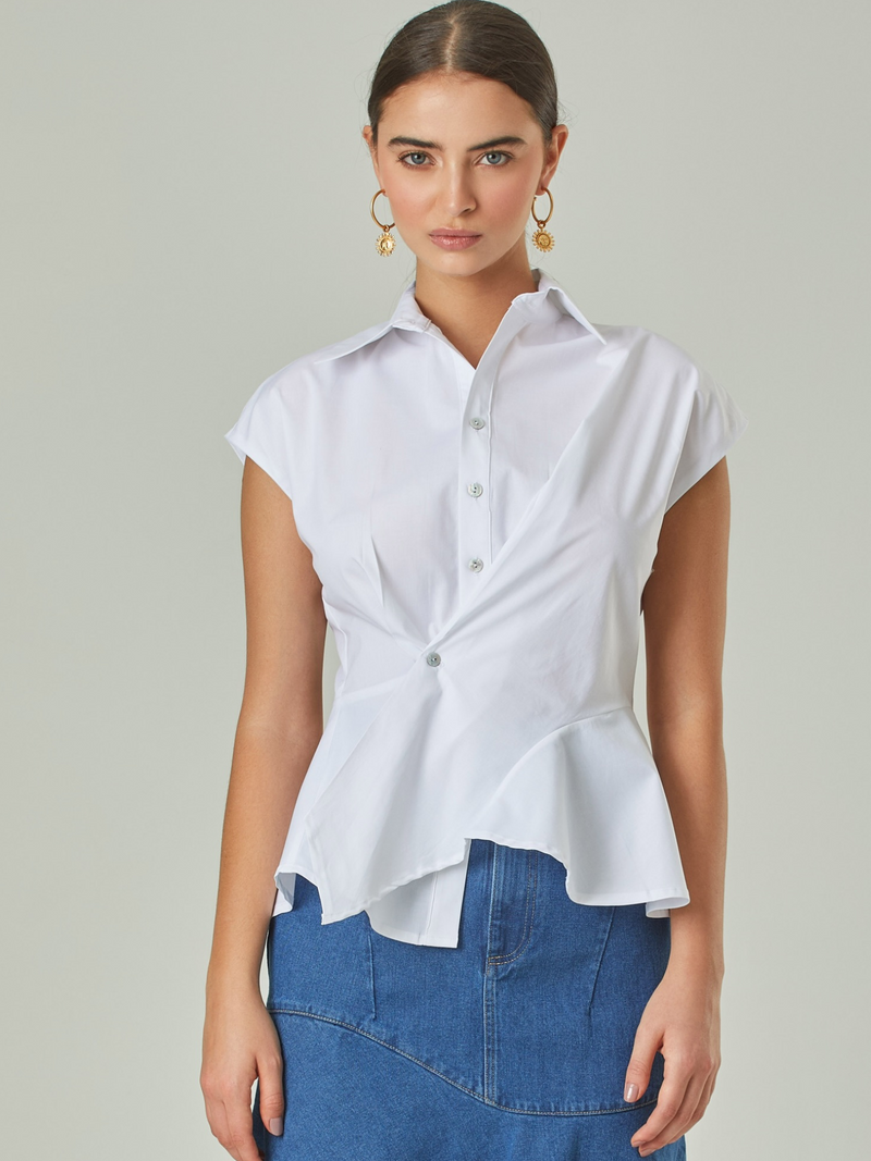 Blusa confeccionada en algodón, con diseño de cuello alto, botones frontales, manga corta  y con arandela inferior, perfecta para combinar con faldas o pantalones elegantes. 

Color: Blanco

Material: 97% Algodón 3% Spandex.