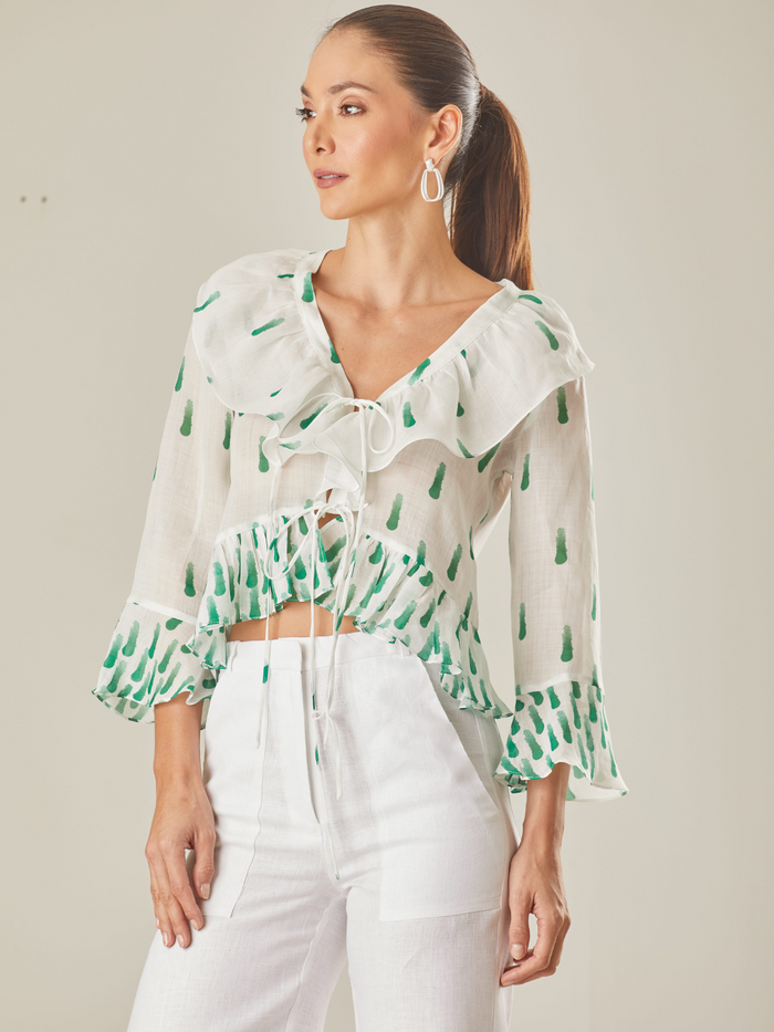 Blusa manga larga, con un diseño único y elegante y detalle a tono en mangas y cuello

Color: Estampado Verde . perfecta  para usar con pants, short o faldas 