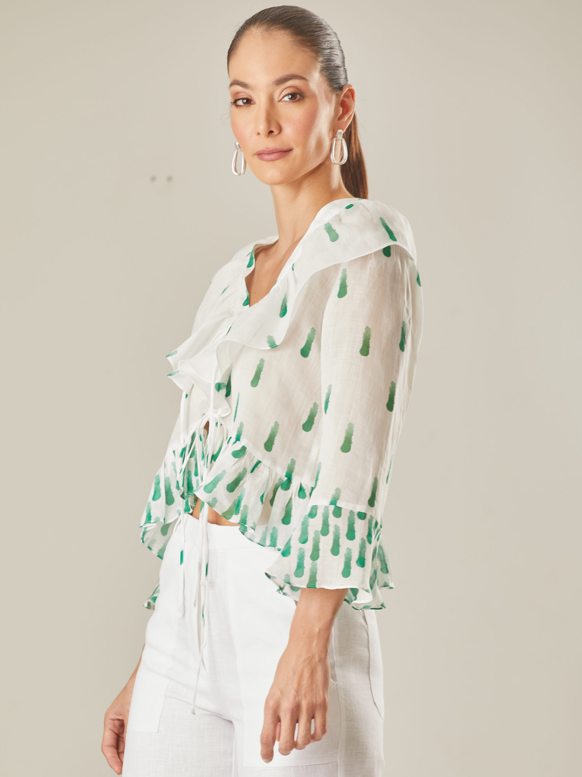 Blusa manga larga, con un diseño único y elegante y detalle a tono en mangas y cuello

Color: Estampado Verde .Frescura, Ambiente, tramquilida, blusa perfecta 