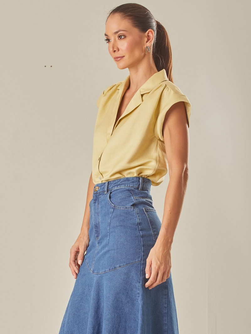 Esta blusa combina elegancia y frescura con su confección en Lino y Rayón viscosa. Su diseño de escote en V y espalda cubierta la convierten  en la opción perfecta para eventos veraniegos o días soleados.