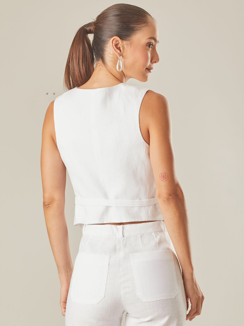 Blusa tipo chaleco, cuello redondo y manga sisa. perfecto para eventos de día y elegantes de noche. Bonotes que le añaden elegancia y cinturón. 

Color: Blanco.