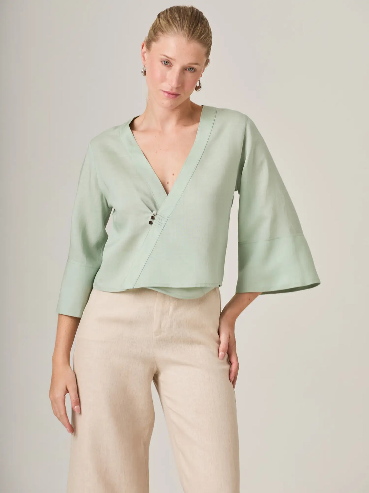 Blusa verde menta diseñada para mujeres que buscan elegancia natural. Su silueta relajada y mangas amplias la hacen perfecta para looks relajados con un acabado pulido y moderno.