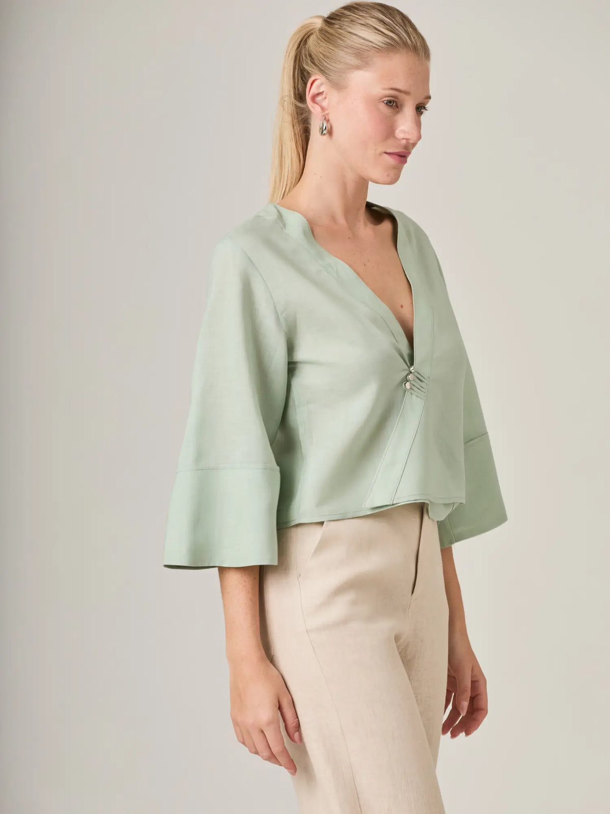 Blusa verde claro con diseño limpio y contemporaneo pensada para un guardarropa versatil. La blusa micaela destaca por su corte favorecedor y detalles delicados que elevan cualquier look diario.