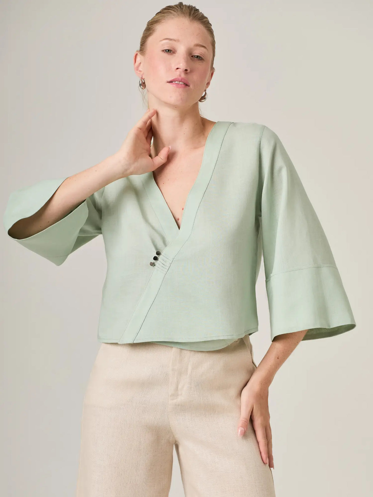 Blusa para mujer con mangas amplias y caida fluida que aporta movimiento y sofisticacion. Su tono verde menta transmite frescura y la convierte en una prenda ideal para outfits casuales elegantes o de oficina.