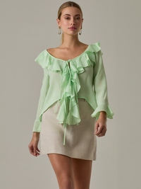 Blusa manga larga, con arandelas en hombros, cuello alto y elegante. Es perfecta para looks Elegantes.

Detalles:

Color: Verde

Material: 87% Rayón 13% Poliéster.