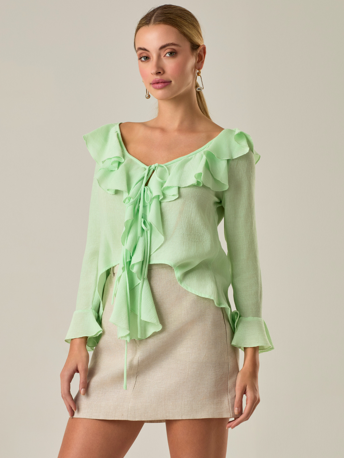 Blusa manga larga, con arandelas en hombros, cuello alto y elegante. Es perfecta para looks Elegantes.

Detalles:

Color: Verde

Material: 87% Rayón 13% Poliéster.