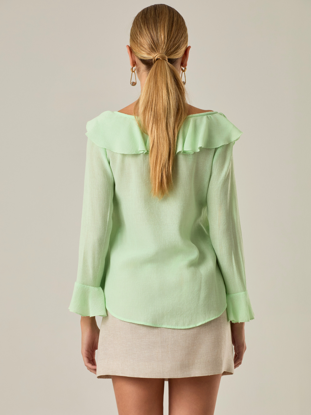 Blusa manga larga, con arandelas en hombros, cuello alto y elegante. Es perfecta para looks Elegantes.

Detalles:

Color: Verde

Material: 87% Rayón 13% Poliéster.

Características: Despliegues a tono.