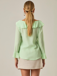 Blusa manga larga, con arandelas en hombros, cuello alto y elegante. Es perfecta para looks Elegantes.

Detalles:

Color: Verde

Material: 87% Rayón 13% Poliéster.

Características: Despliegues a tono.