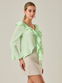 Blusa manga larga, con arandelas en hombros, cuello alto y elegante. Es perfecta para looks Elegantes.