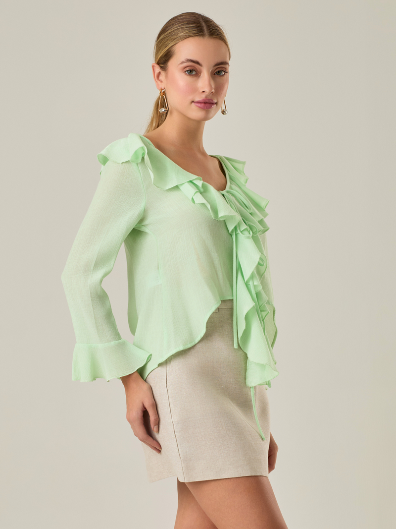 Blusa manga larga, con arandelas en hombros, cuello alto y elegante. Es perfecta para looks Elegantes.