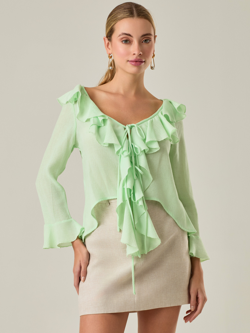 Blusa manga larga, con arandelas en hombros, cuello alto y elegante. Es perfecta para looks Elegantes.

Detalles:

Color: Verde
