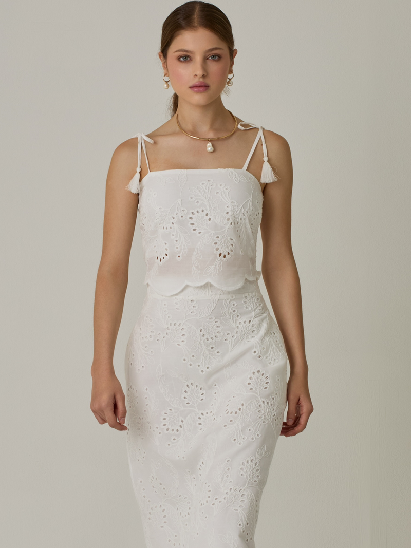  Diseño con bordado calado y tirantes ajustables con borlas. La parte trasera es elástica para un ajuste cómodo.

Detalles:

Color: Blanco Perla

Material: 100% Algodón