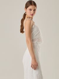 Diseño con bordado calado y tirantes ajustables con borlas. La parte trasera es elástica para un ajuste cómodo.

Detalles:

Color: Blanco Perla

Material: 100% Algodón