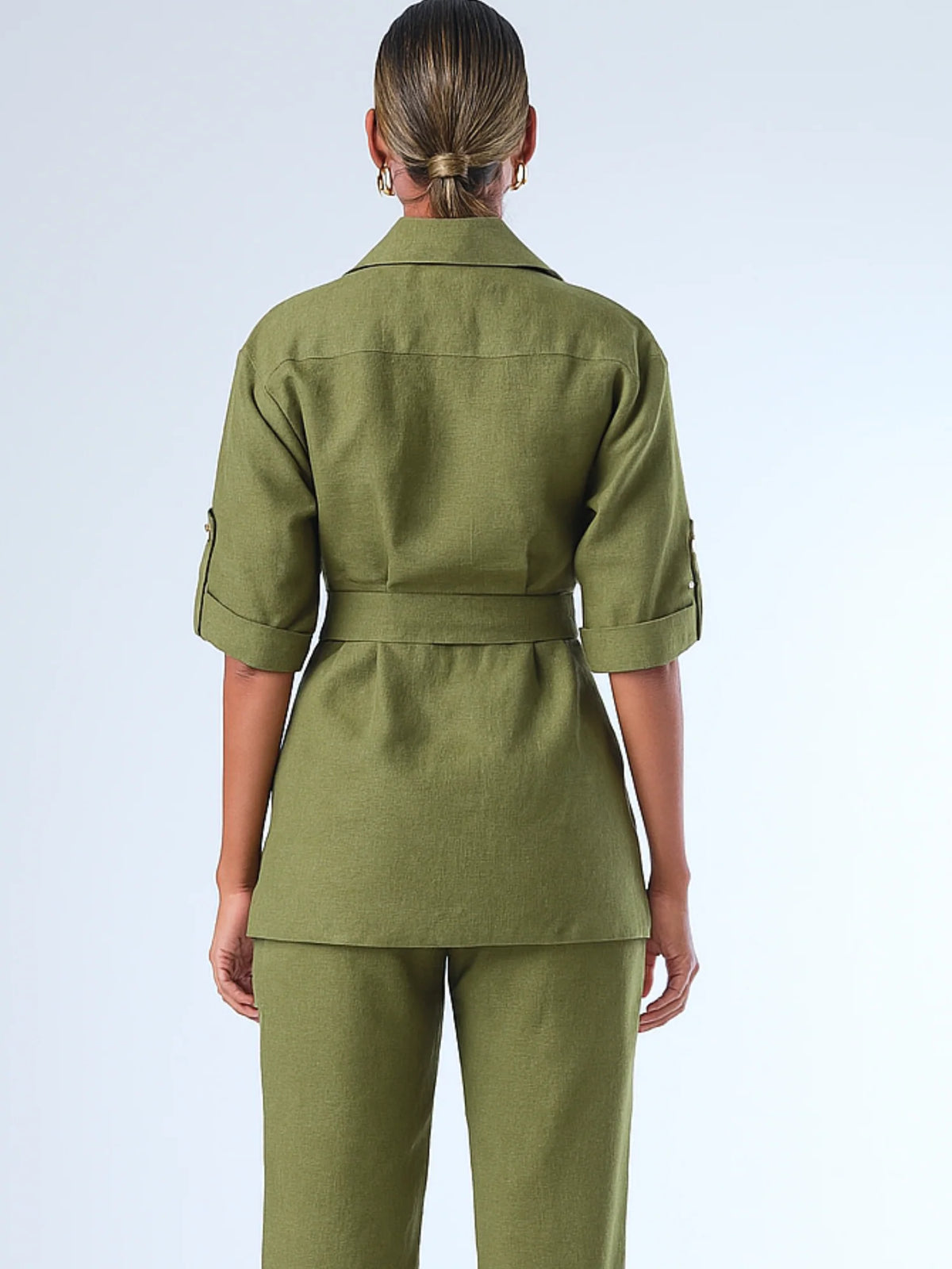 Diseñada para un look estructurado con actitud, esta sobrecamisa combina funcionalidad y estilo. Con cuello clásico, botones frontales y bolsillos de solapa, incorpora un cinturón que acentúa la cintura y realza la silueta. Las mangas pueden llevarse dobladas para un aire relajado o extendidas para un look más pulido. Ideal para outfits casuales sofisticados o conjuntos monocromáticos con carácter.