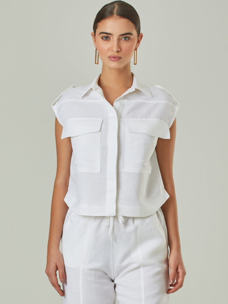  Blusa elegante, de cuello alto, botones y bolsillos frontales,su diseño es perfecto para un look sofisticado.

Detalles:

Color: Blanco

Material: 52% Lino 48% Rayón 

Características: Incluye botones