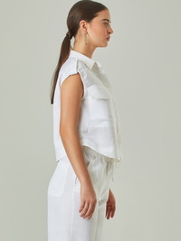  Blusa elegante, de cuello alto, botones y bolsillos frontales,su diseño es perfecto para un look sofisticado.

Detalles:

Color: Blanco

Material: 52% Lino 48% Rayón 

Características: Incluye botones
