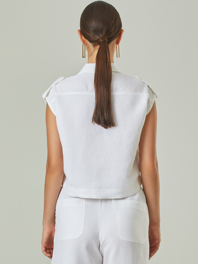  Blusa elegante, de cuello alto, botones y bolsillos frontales,su diseño es perfecto para un look sofisticado.

Detalles:

Color: Blanco

Material: 52% Lino 48% Rayón 

Características: Incluye botones