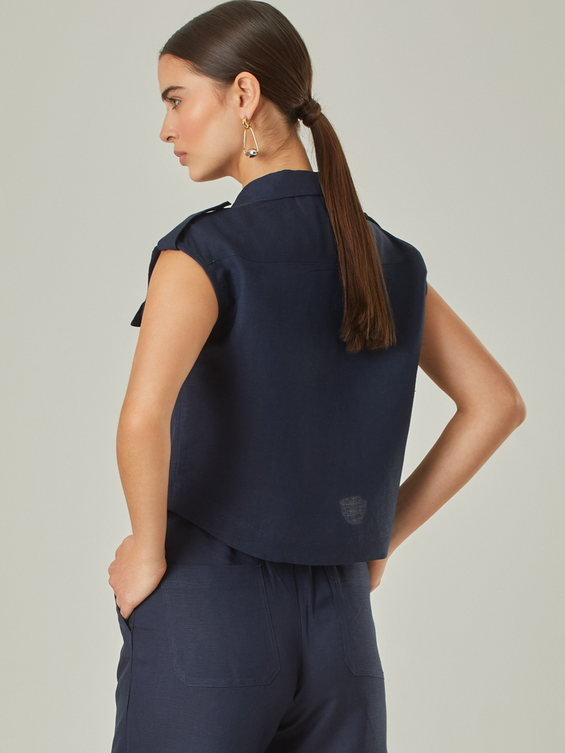 Blusa elegante, de cuello alto, botones y bolsillos frontales,su diseño es perfecto para un look sofisticado.

Detalles:

Color: Navy

Material: 52% Lino 48% Rayón 

Características: Incluye botones