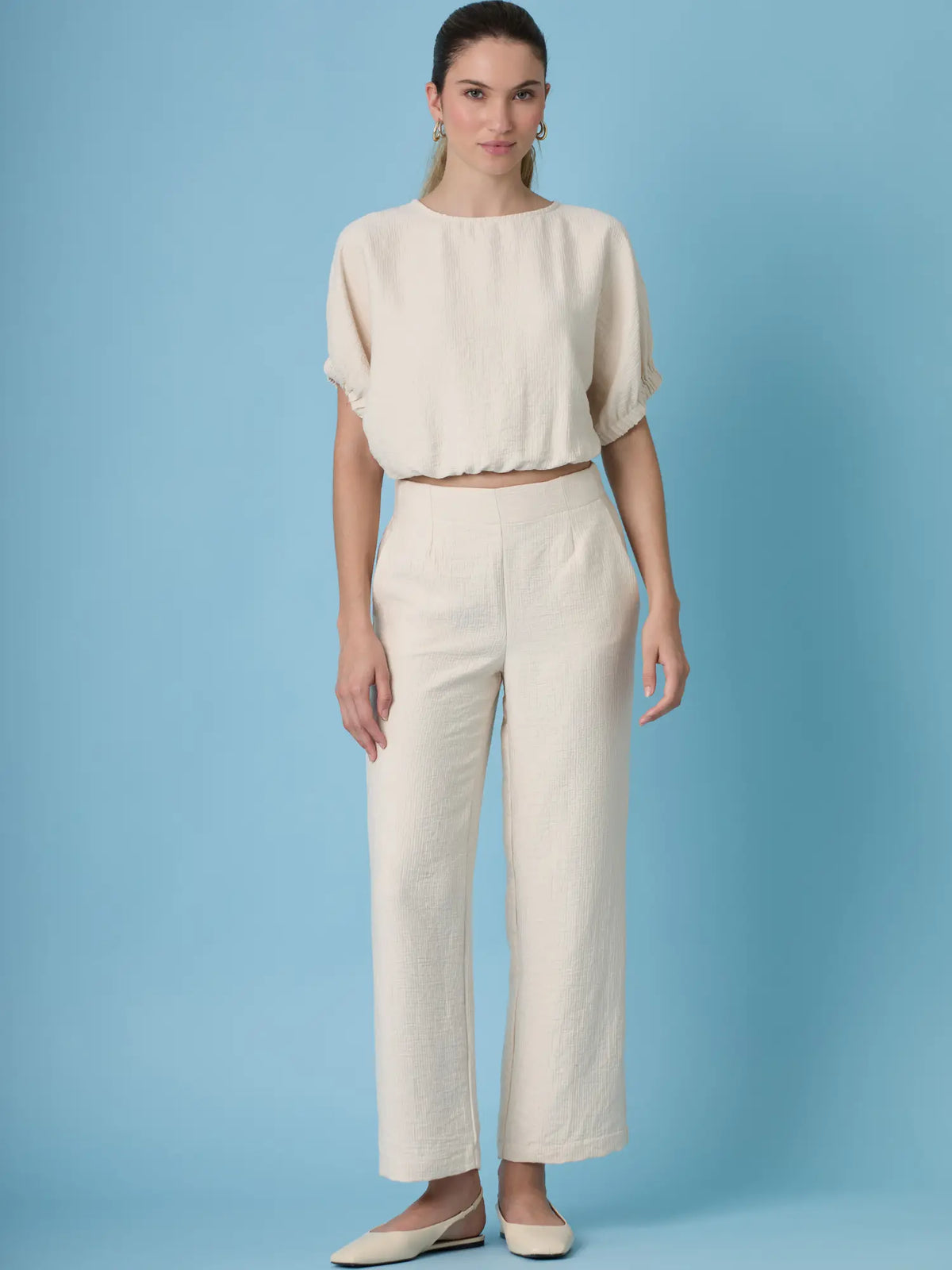 Blusa para mujer con corte relajado y acabado delicado que ofrece libertad de movimiento y estilo natural. Su color sand la convierte en una prenda facil de combinar para looks diarios o mas arreglados.