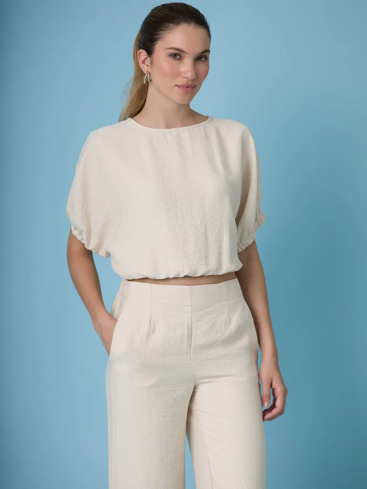 Blusa sand de manga corta y caida fluida que brinda comodidad y estilo en cualquier ocasion. Su diseño versatil la convierte en una prenda clave para outfits de dia, oficina o reuniones informales con un toque elegante.