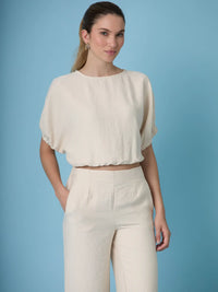 Blusa sand de manga corta y caida fluida que brinda comodidad y estilo en cualquier ocasion. Su diseño versatil la convierte en una prenda clave para outfits de dia, oficina o reuniones informales con un toque elegante.