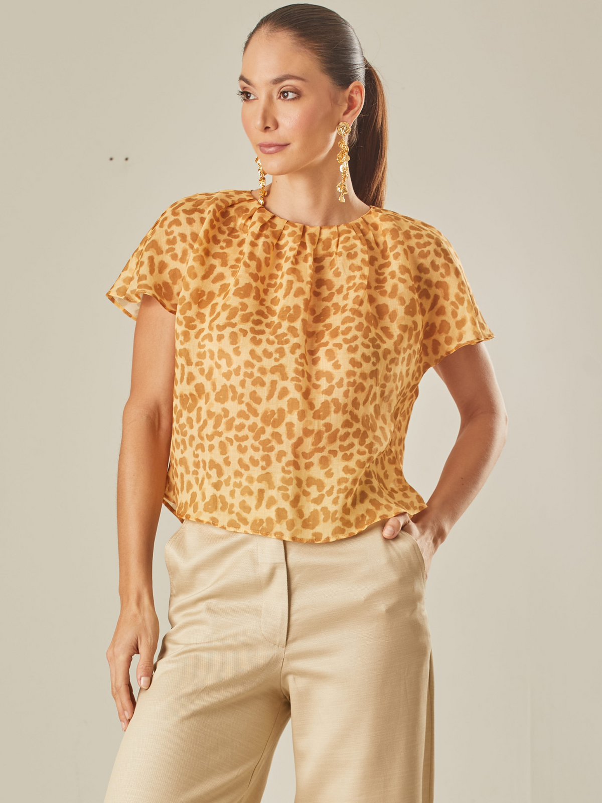 Blusa tipo camisera, escote recto, perfecta para cualquier ocasión elegante o casual, estampado tendencia de leopardo.

Color: Amarillo 