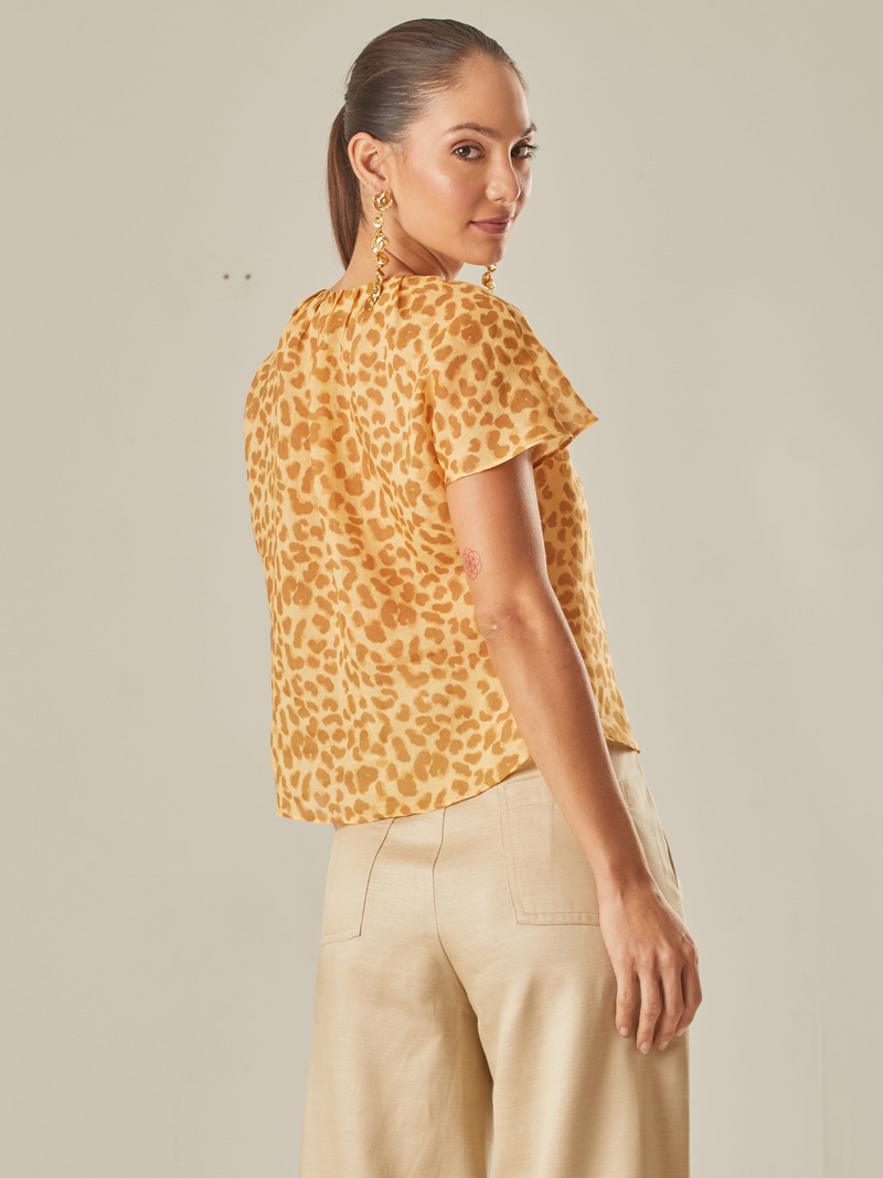 Blusa tipo camisera, escote recto, perfecta para cualquier ocasión elegante o casual, estampado tendencia de leopardo.

Color: Amarillo 

Composición: 100% Lino 