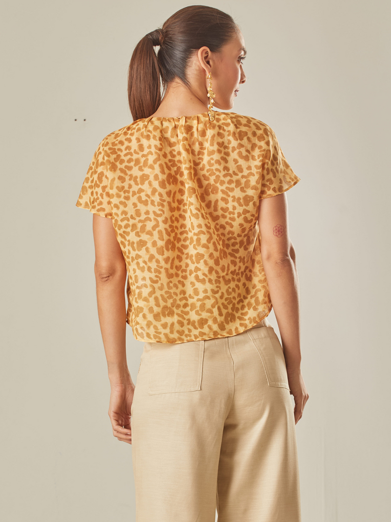 Blusa tipo camisera, escote recto, perfecta para cualquier ocasión elegante o casual, estampado tendencia de leopardo.

Color: Amarillo 