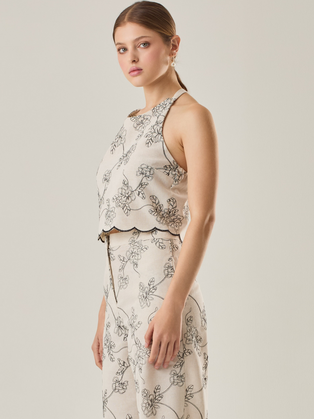 Blusa de tiras con escote halter y espalda descubierta. Su diseño liviano resalta el bordado floral en contraste, mientras que el ruedo ondulado añade un toque delicado.

Detalles:

Color: Sand

Material: 70% Poliester 15% Rayon 15% Lino 