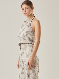 Blusa de tiras con escote halter y espalda descubierta. Su diseño liviano resalta el bordado floral en contraste, mientras que el ruedo ondulado añade un toque delicado.

Detalles:

Color: Sand

Material: 70% Poliester 15% Rayon 15% Lino 
