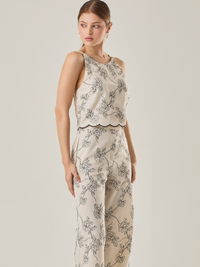 Blusa de tiras con escote halter y espalda descubierta. Su diseño liviano resalta el bordado floral en contraste, mientras que el ruedo ondulado añade un toque delicado.

Detalles:

Color: Sand

Material: 70% Poliester 15% Rayon 15% Lino 
