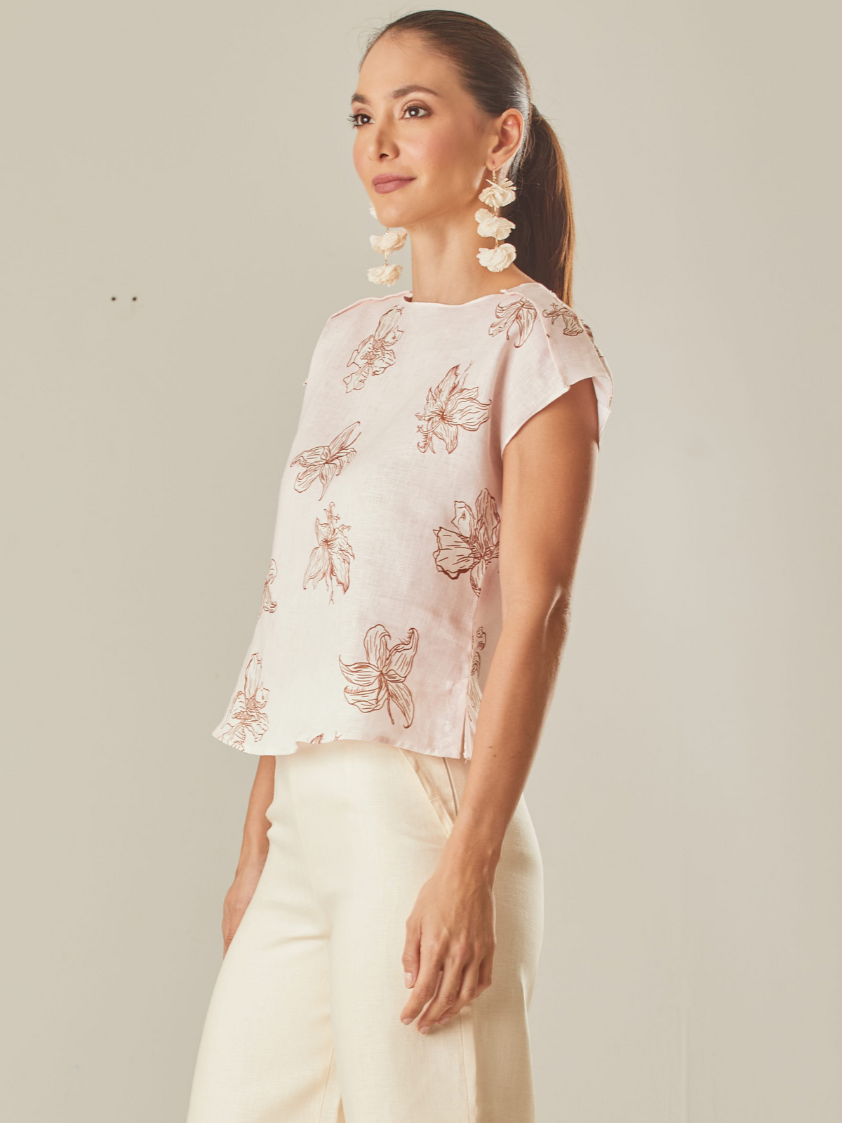 Blusa tipo camisera, escote recto, perfecta para cualquier ocasión elegante o casual, estampado tendencia floral.

Color: Blanco perla

Composición: 100% Lino