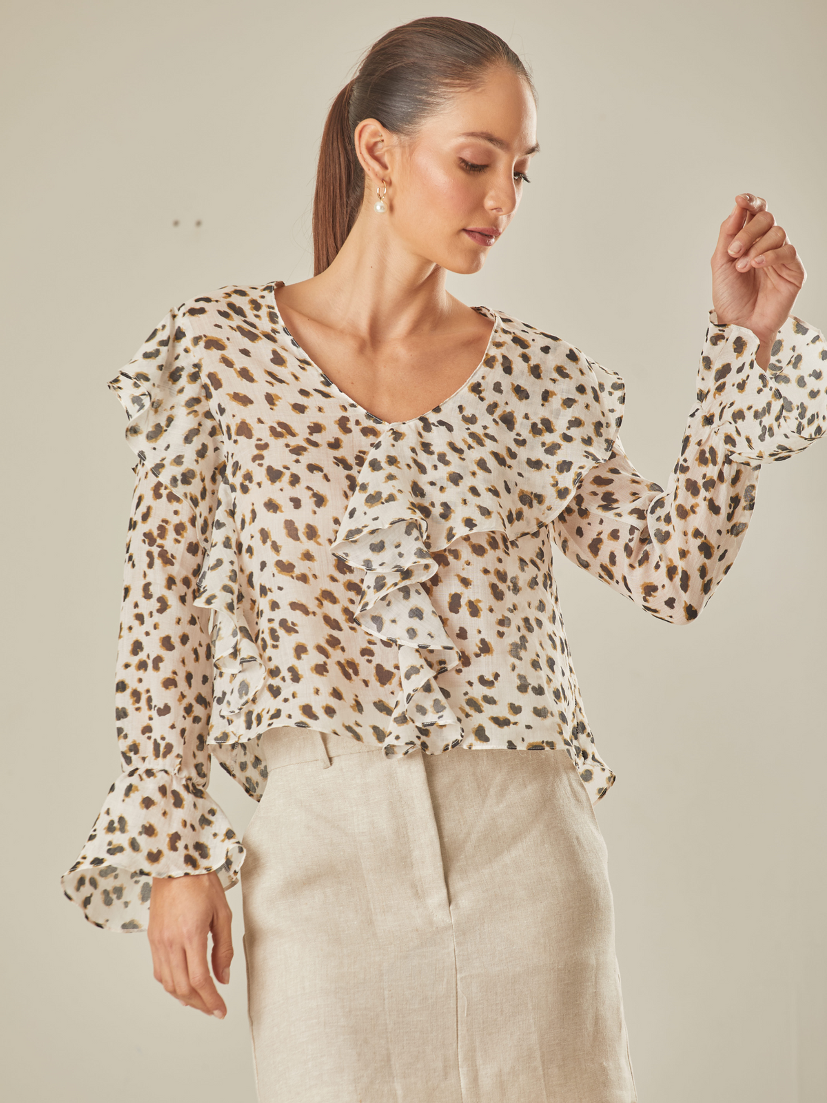 Blusa manga larga con detalle delantero y en mangas, estampado en tendencia de leopardo y escote en V 

Color: Print Café 

Composición: 97% Rayón 13% Poliéster . perfecta para usar con faldas o pantalones elegantes.