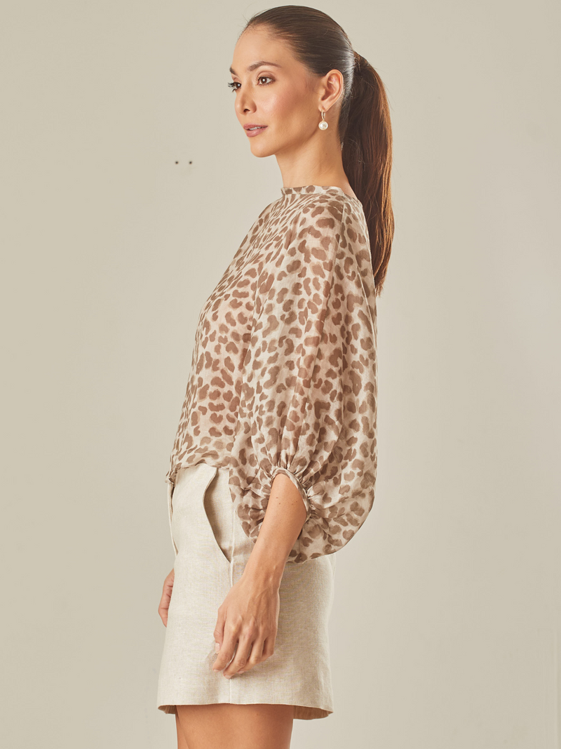 Blusa tipo campana, detalle de tono, manga de silueta larga con elástico.

Color: Café.
Blusa  excluisva de animal print.