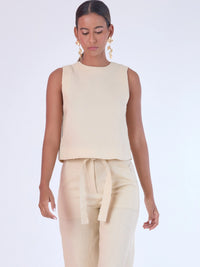Blusa sin mangas de corte recto y silueta relajada. Tiene cuello redondo cerrado y un diseño limpio sin detalles visibles, lo que le da un estilo minimalista y moderno. El largo llega justo a la cintura, ideal para llevar por fuera o combinada con prendas de talle alto para un look fresco y sofisticado

Detalles:

Color: Sand

Material: 100% lino.&nbsp;